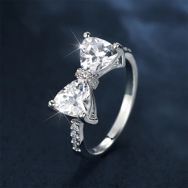 Luxe Vrouwelijke Charme Schattige Strik Zilveren Kleur Bruiloft Sieraden Voor Vrouwen Witte Kristallen Steen Verlovingsring