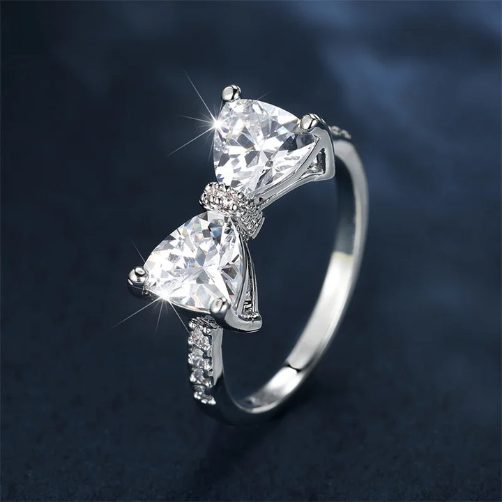 Luxe Vrouwelijke Charme Schattige Strik Zilveren Kleur Bruiloft Sieraden Voor Vrouwen Witte Kristallen Steen Verlovingsring