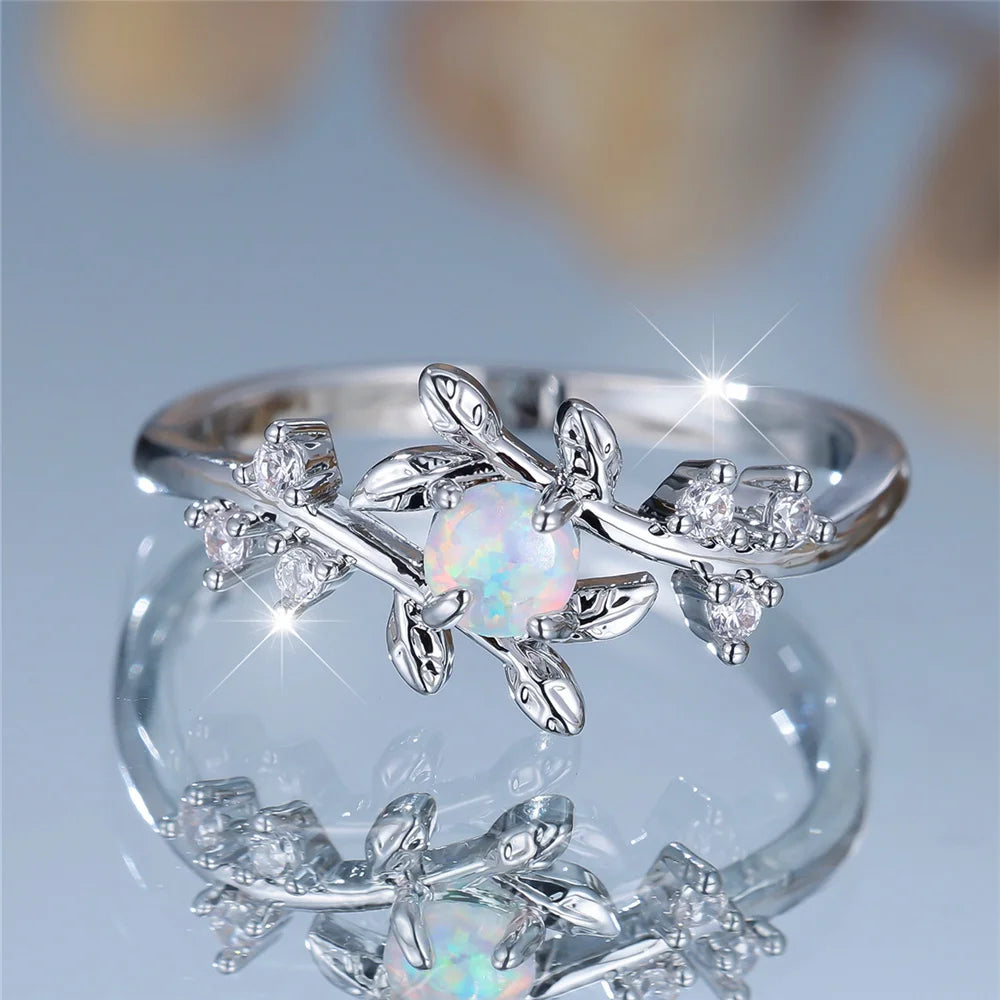 Charme Vrouwelijke Witte Vuur Opaal Steen Ronde Blad Ring Zilver Kleur Leuke Gift Bruiloft Sieraden Voor Vrouwen