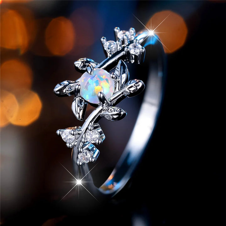 Charme Vrouwelijke Witte Vuur Opaal Steen Ronde Blad Ring Zilver Kleur Leuke Gift Bruiloft Sieraden Voor Vrouwen