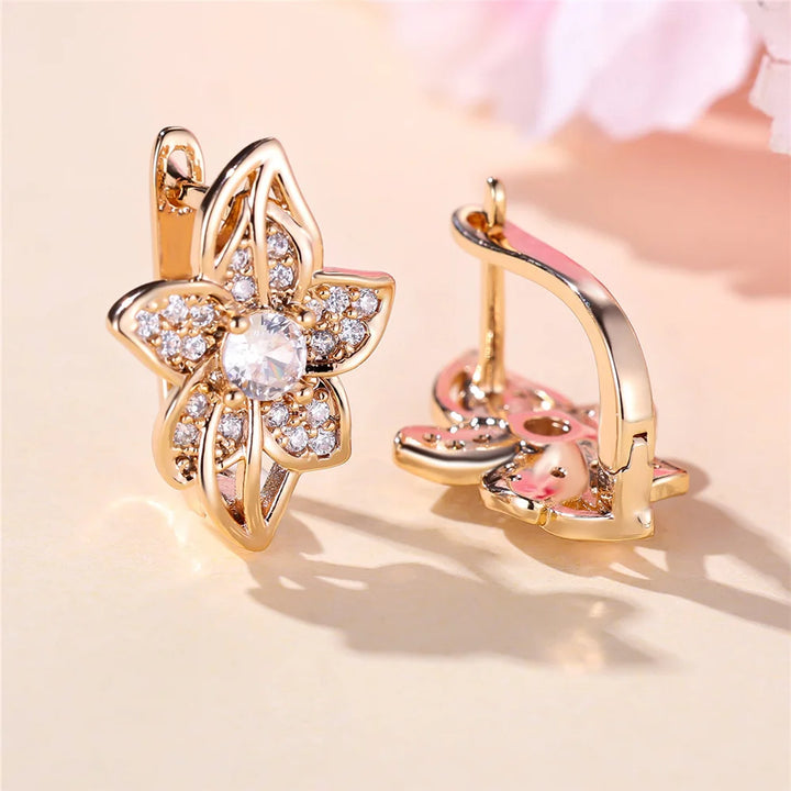 Charme Vrouwelijke Witte Kristallen Zirkoon Steen Bloem Hoepel Oorbellen Goud Kleur Eenvoudige Bruiloft Sieraden Voor Vrouwen
