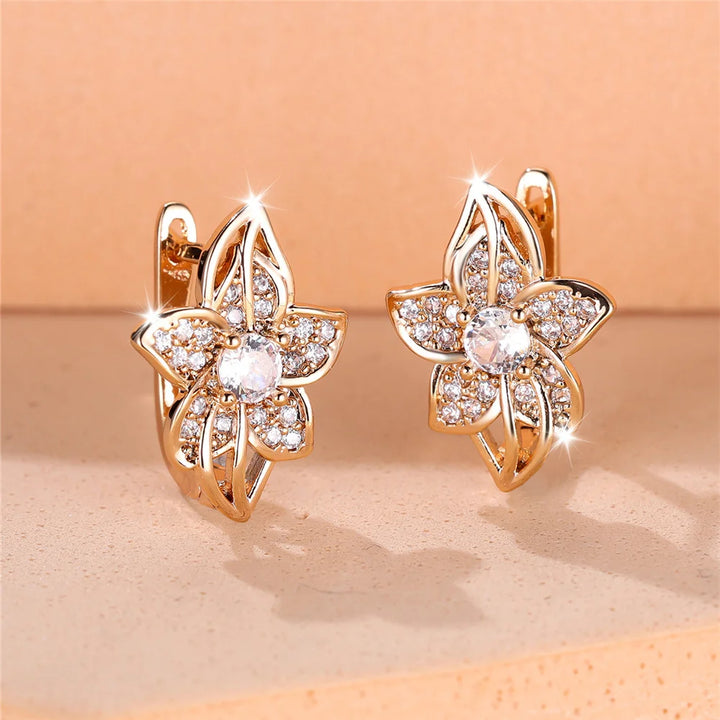 Charme Vrouwelijke Witte Kristallen Zirkoon Steen Bloem Hoepel Oorbellen Goud Kleur Eenvoudige Bruiloft Sieraden Voor Vrouwen