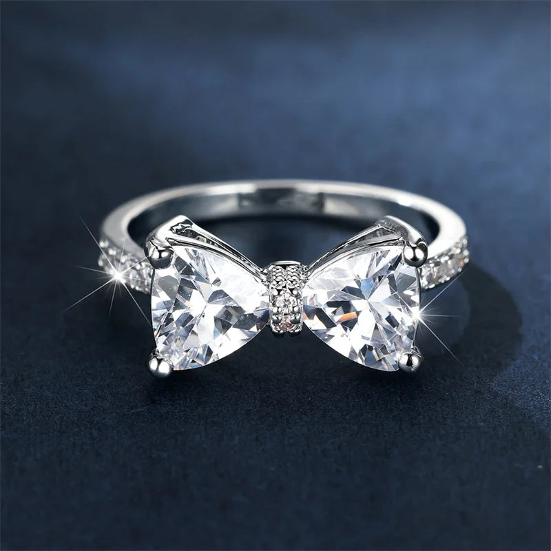 Luxe Vrouwelijke Charme Schattige Strik Zilveren Kleur Bruiloft Sieraden Voor Vrouwen Witte Kristallen Steen Verlovingsring