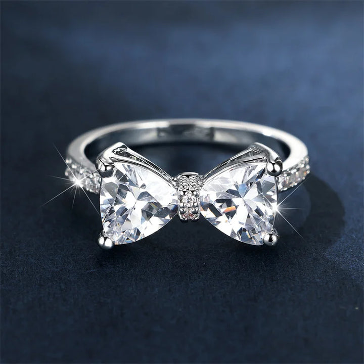 Luxe Vrouwelijke Charme Schattige Strik Zilveren Kleur Bruiloft Sieraden Voor Vrouwen Witte Kristallen Steen Verlovingsring