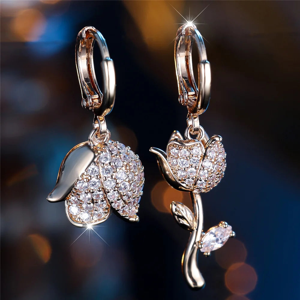 Charme Vrouwelijke Witte Kristal Zirkoon Steen Roos Bloem Hoepel Oorbellen Goud Kleur Eenvoudige Bruiloft Sieraden Voor Vrouwen