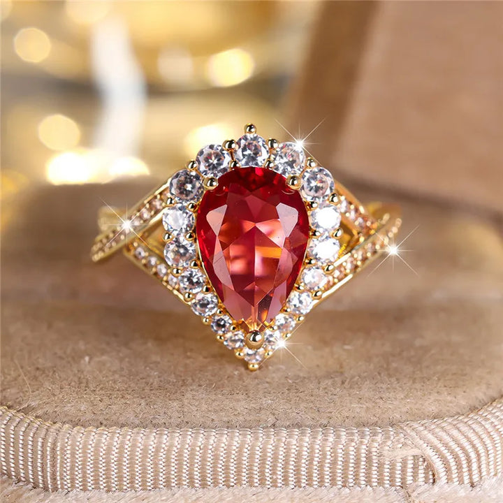 Luxe Vrouwelijke Rode Waterdruppel Zirkoon Steen Verlovingsring Trendy Gouden Kleur Bruid Bruiloft Sieraden Cadeau Voor Vrouwen
