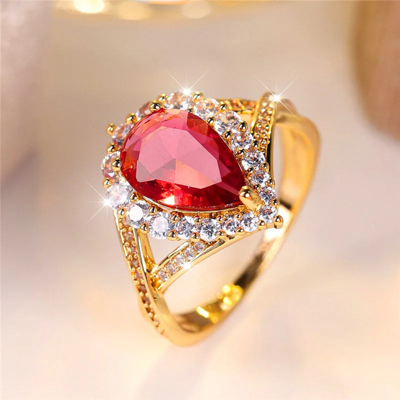 Luxe Vrouwelijke Rode Waterdruppel Zirkoon Steen Verlovingsring Trendy Gouden Kleur Bruid Bruiloft Sieraden Cadeau Voor Vrouwen