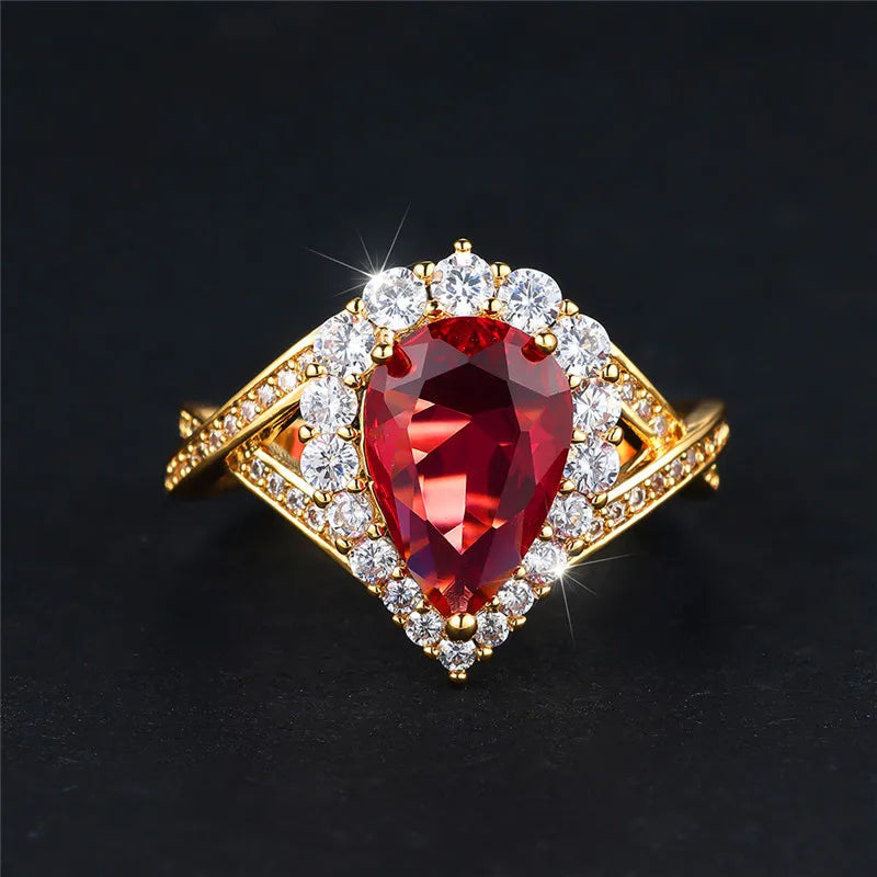 Luxe Vrouwelijke Rode Waterdruppel Zirkoon Steen Verlovingsring Trendy Gouden Kleur Bruid Bruiloft Sieraden Cadeau Voor Vrouwen