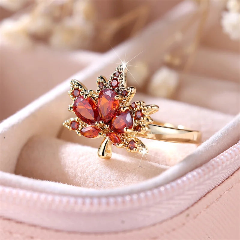 Leuke Vrouwelijke Rode Zirkoon Stenen Ring Trendy Geel Goud Kleur Esdoorn Verlovingsbruid Bruiloft Sieraden Cadeau Voor Vrouwen