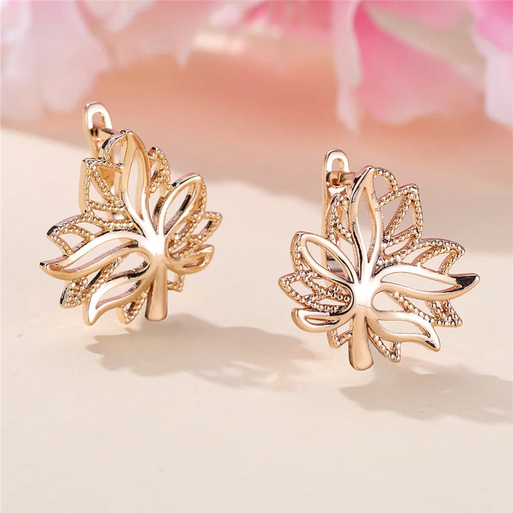 Charme Vrouwelijke Witte Kristallen Zirkoon Steen Boomblad Hoepel Oorbellen Goud Kleur Eenvoudige Bruiloft Sieraden Voor Vrouwen