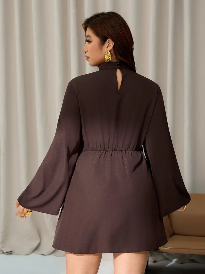 Olivia | Vestido Curvy con Cuello Alto y Volantes